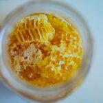 Od jakiego wieku można podawać dziecku miód